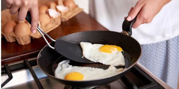 Цей спосіб смаження продуктів на сковороді допомагає зберегти фігуру та уповільнити старіння