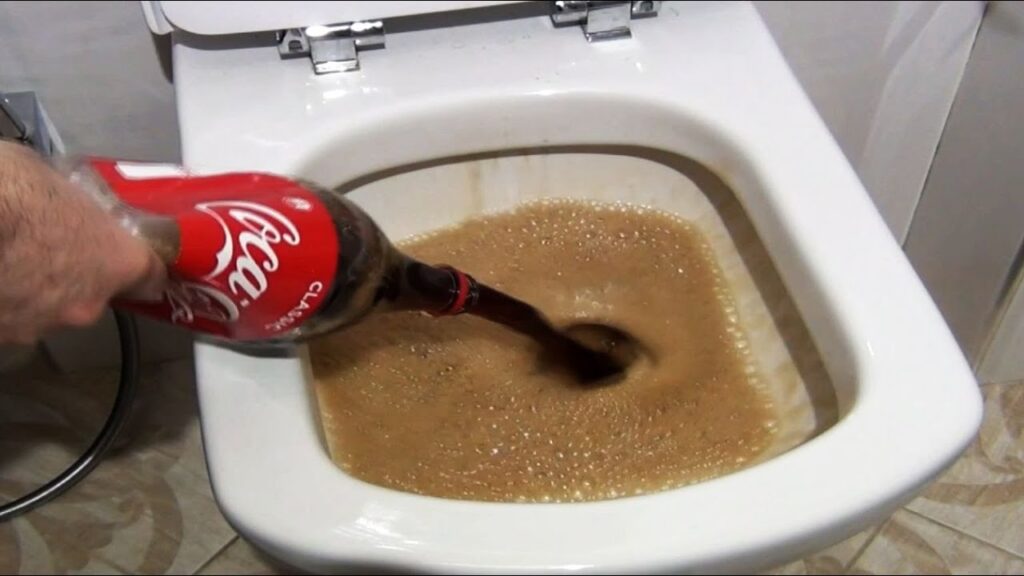 Відмийте наліт унітаза напоєм Coca-Cola за 10 хвилин