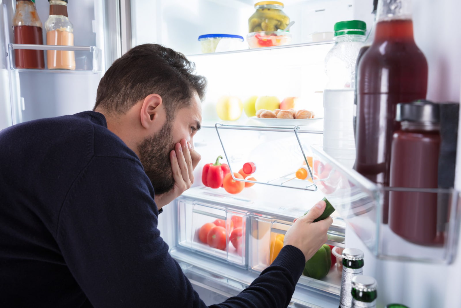 Як відмити холодильник й усунути запахи: 1 продукт із водою