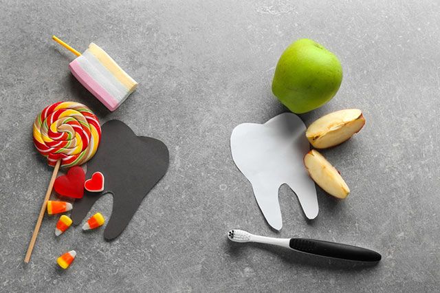 эти продукты и привычки ухудшают цвет зубной