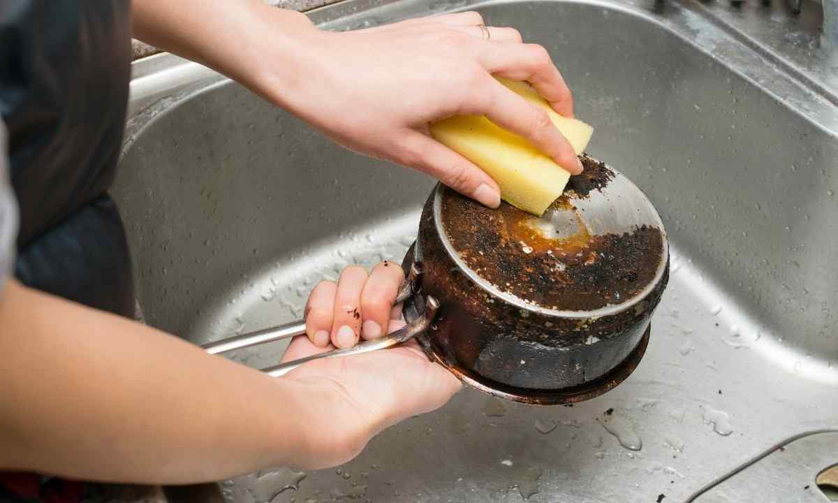 Як швидко відмити пригоріле дно каструлі: господині радять