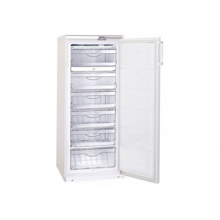 Навіщо господині ховають одяг у морозилку