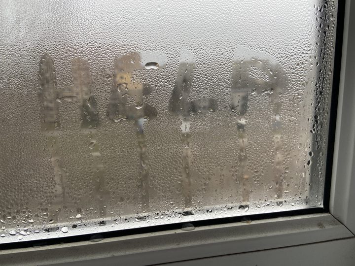 Чому стікає вода по віконних шибках у холодну пору року