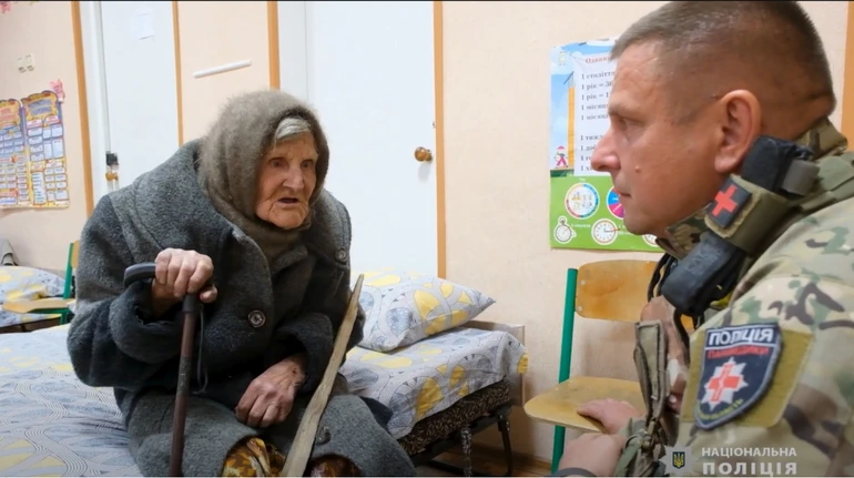 Український банкір подарував будинок 98-річній бабусі, яка пройшла 10 км з окупації