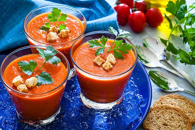 Риба, морепродукти, овочі та фрукти на грилі