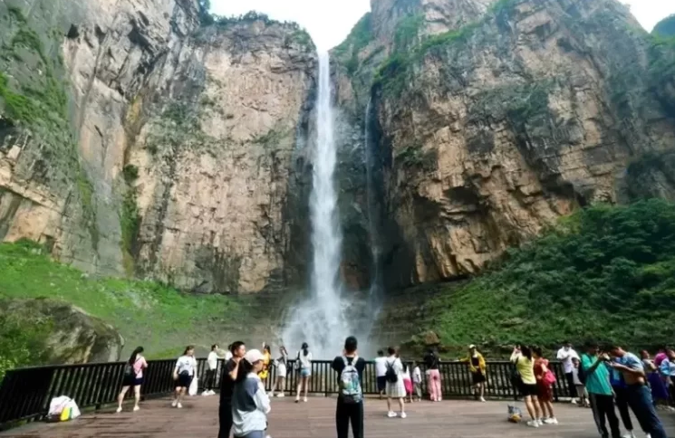 Китайці «обманули» мандрівників: найбільший водоспад Юньтай — труба