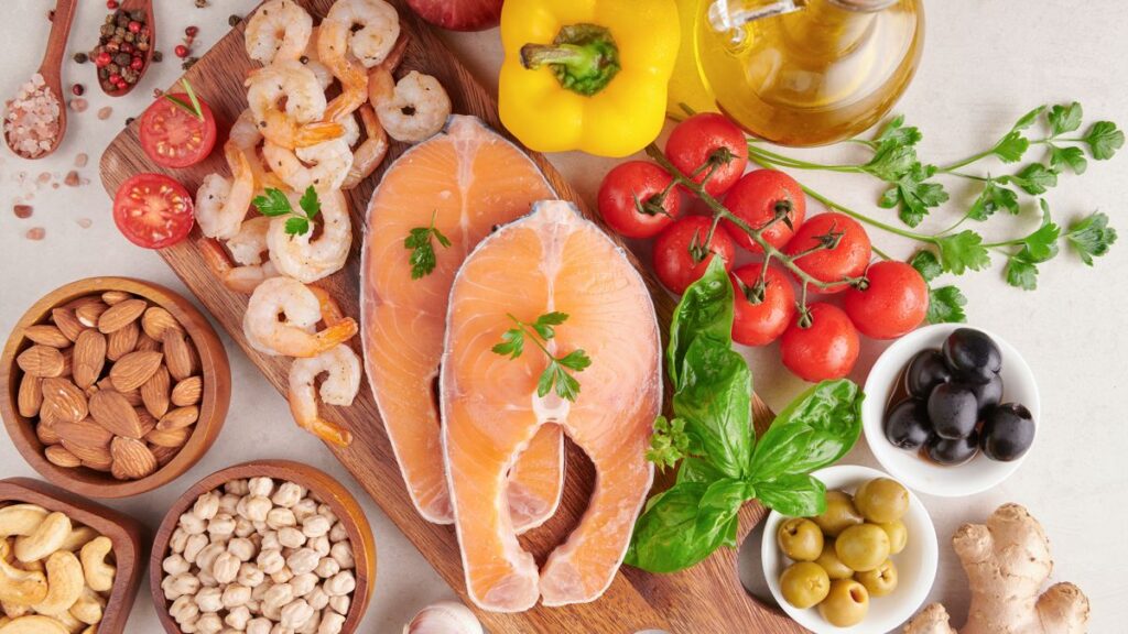 Названо продукти, які треба вживати усім жінкам після 40 років: про вплив колагену на здоров'я
