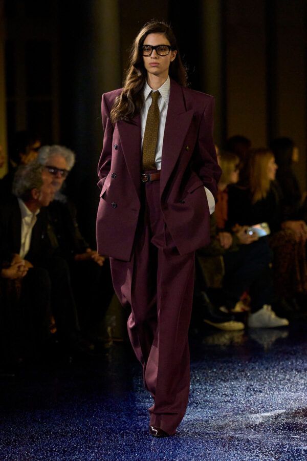 Зачіска моделі з показу Saint Laurent, осінь-зима 2025