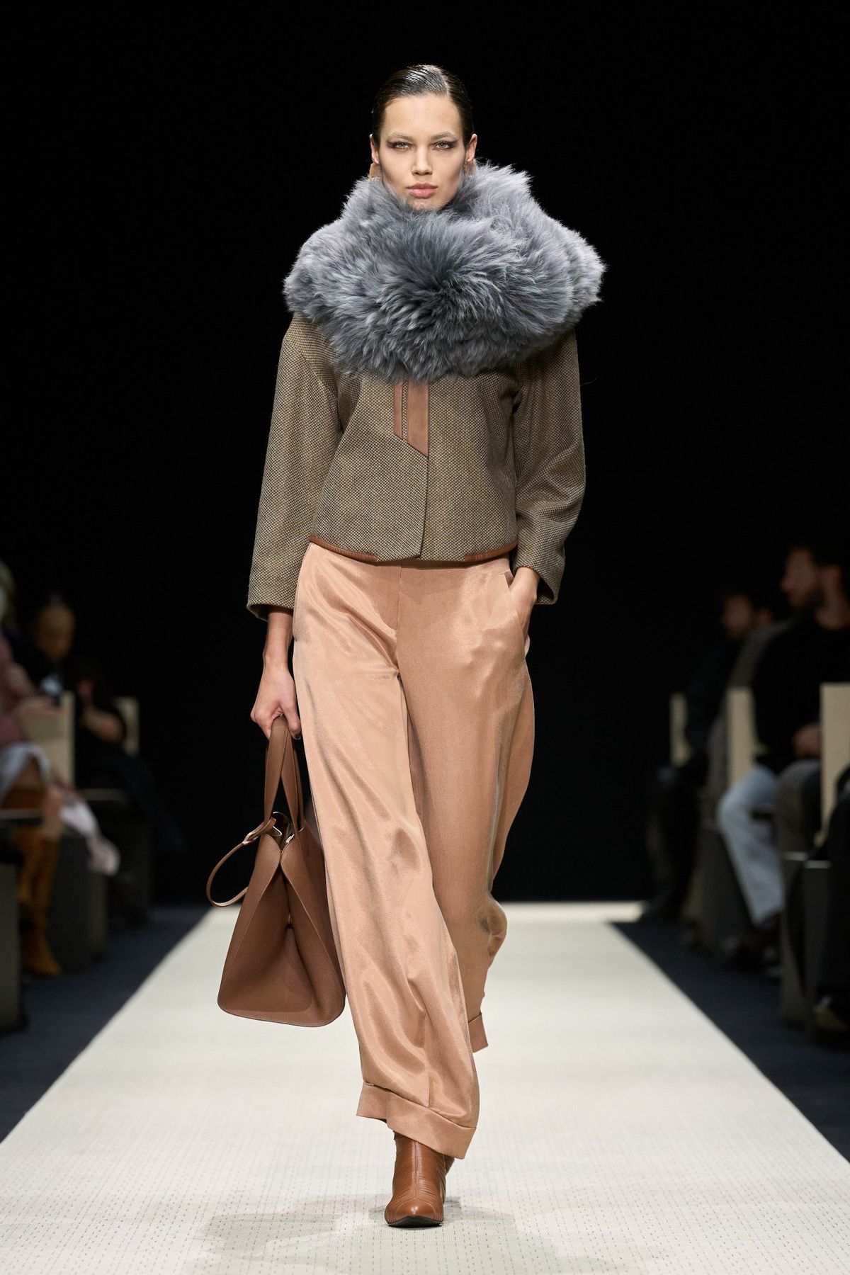 Хутряний аксесуар від Prada