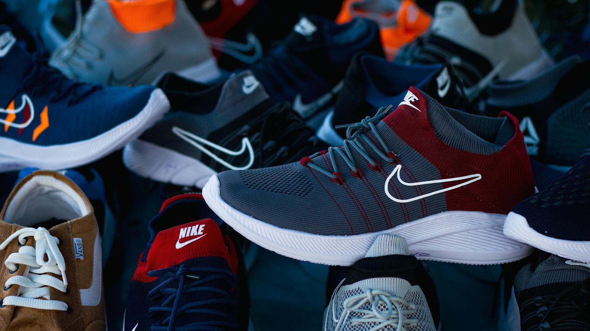running shoes sport store