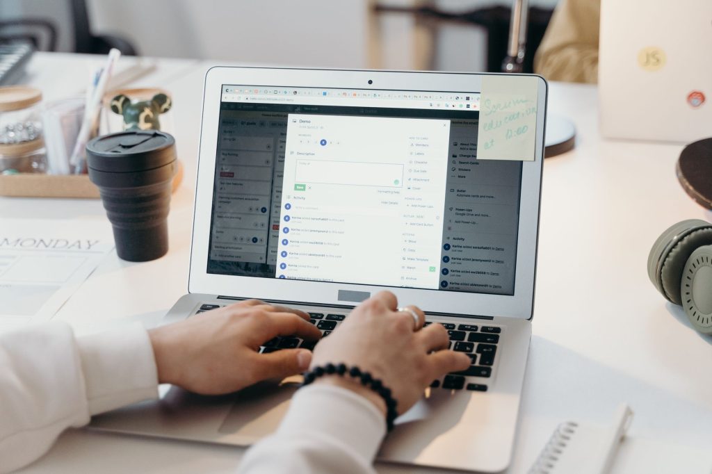 email marketing newsletter laptop